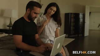 Slutty brunette tarvitsee iso kulli venyttää hänen pillua