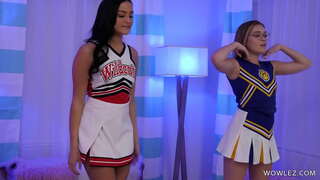 Bubble kitako wasichana kufurahia baadhi ya lesbian sex baada ya cheerleader mazoezi Bubble kitako wasichana kufurahia baadhi ya lesbian sex baada ya cheerleader mazoezi