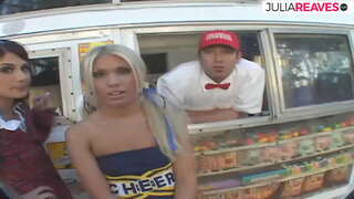 Glacia kremo vendisto faras trio fuck en lia glacia kremo van