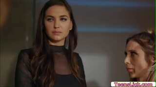 Шарлотта Стокли канәгатьләндерә, аның ихтыяҗларын, һәм ул, хәтта ярдәм итә Сильвии Сайдж