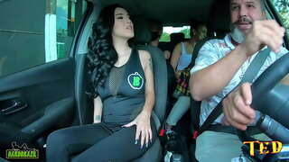 Ŝi são paulo nuda en la aŭto kaj volas fari sian unuan porno filmo