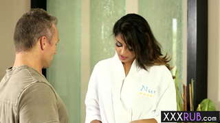 Babe Sexy Sophia Leon knelt agus shlogtar dick tar éis an massage