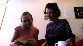 Лесбійські шлюхи трахаються - волохаті кущі