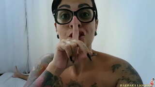 Bean a wakes suas sa phreas agus a chríochnaíonn sé suas leis an bainne ag sileadh síos an taobh