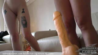 Hazing cywion yn ceisio wahanol dildos i weld sut mae&#039;r gronfa loteri fawr yn rhy fawr