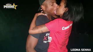 Zwarte man eet mager poesje met zijn gigantische mast