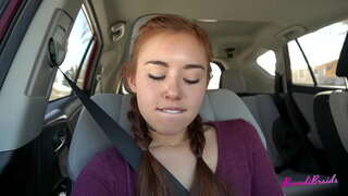 Похотливая drolja ne može prestati Igrati s njom maca u automobilu i u javnosti: Brandibraids