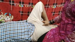 זוינע געטינג איר צו אַרבעטן אים אַרויף ווי די וואַסער שאָס אַראָפּ