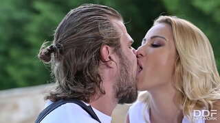 Блондинка Черри Кисс получает анальный секс от сантехника