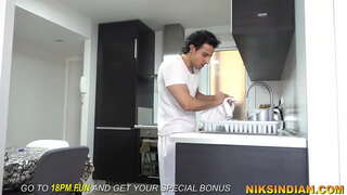 An seirbhíseach a chonaic an mháistir iníon peeing agus ansin a asal fucked