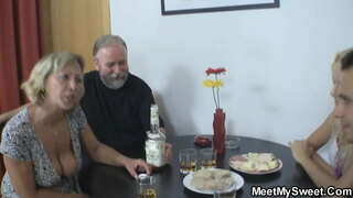 Νεαρή καλλονή έχει κάνει σεξ με ζευγάρι