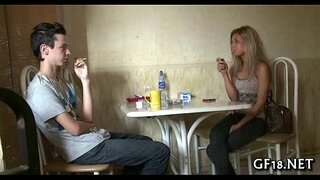 Хлопчик сидить і дивиться Хлопчик сидить і дивиться