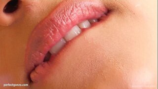 Lena whiwhi ia atu na roto i te masturbating ki te maihao, me te horny i Hoatu e Ahau Māwhero