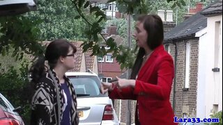 Kiingereza kukomaa pickingup wasio na hatia schoolgirl