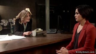 Блондинка лесбійська анально трахає брюнетку депутатницю зі страпоном