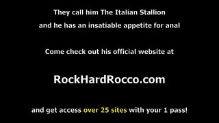 Шалена падчерка хоче бути як своя мачуха, вони починають цілуватися і лизати одна одній кицьки. Несподівано приходить її отчим, замість того, щоб дратуватися, він дозволяє їм смоктати його великий член. На відповідь він трахає кицьку своєї падчерки та вузьку соковиту дупку дружини