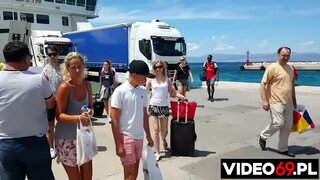 Бесплатные эротические фильмы - Между паромом и отелем - выступает Сара [Подрыватели]