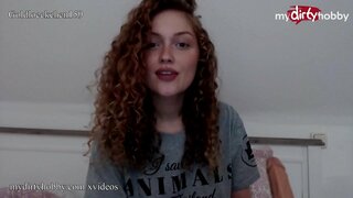 ���្តៅអាល្លឺម៉ង់ស្ម័នក្មេងប្រើប្រាស់ខ្លាញ់មួយ dildo ដើម្បីសន្ធឹងរបស់នាងតឹង pussy និង moans ឮរហូតដល់នាង cums