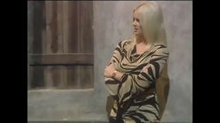 Blonde asal mór soith Hannah Harper sucks agus fucks príomhchócaire saill dick i mbialann