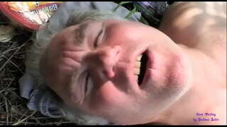 ���ახპა ხედავს ორი მოხუცი ხარ ღია ქალაქგარეთ და უერთდება მათ